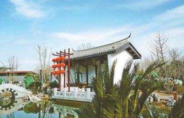  右側通往鶴品流芳、水照氣流粉碎機花臺、沁芳春雪、鐵樹英姿等景點