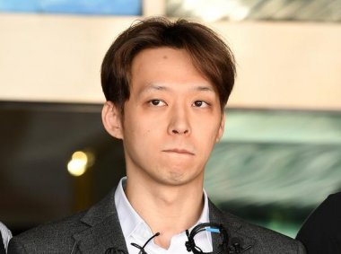 早前因涉嫌吸食、交易毒品而被拘捕超微粉碎機的樸有天被正式從京畿南部地方警察廳移送到檢方